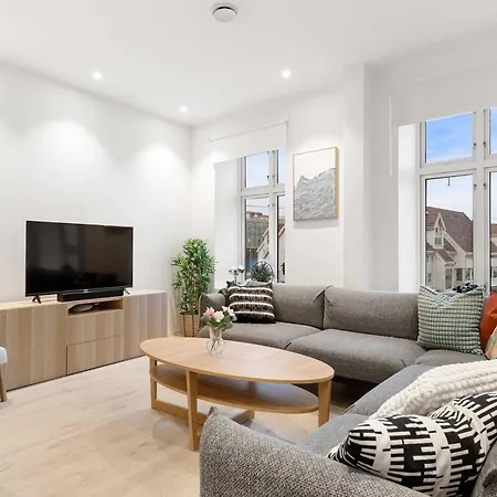 4br 2bath - Penthouse Esque